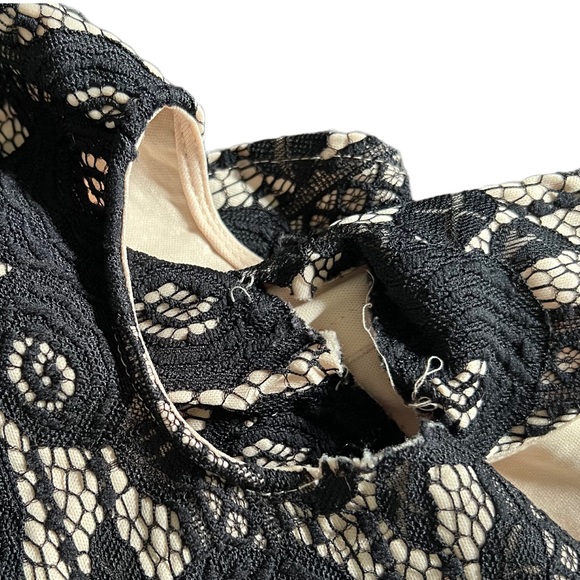 FRANCESCA’S NUDE ROMPER WITH BLACK LACE OVERLAY AND OPEN BACK SIZE XS - Picture 10 of 10